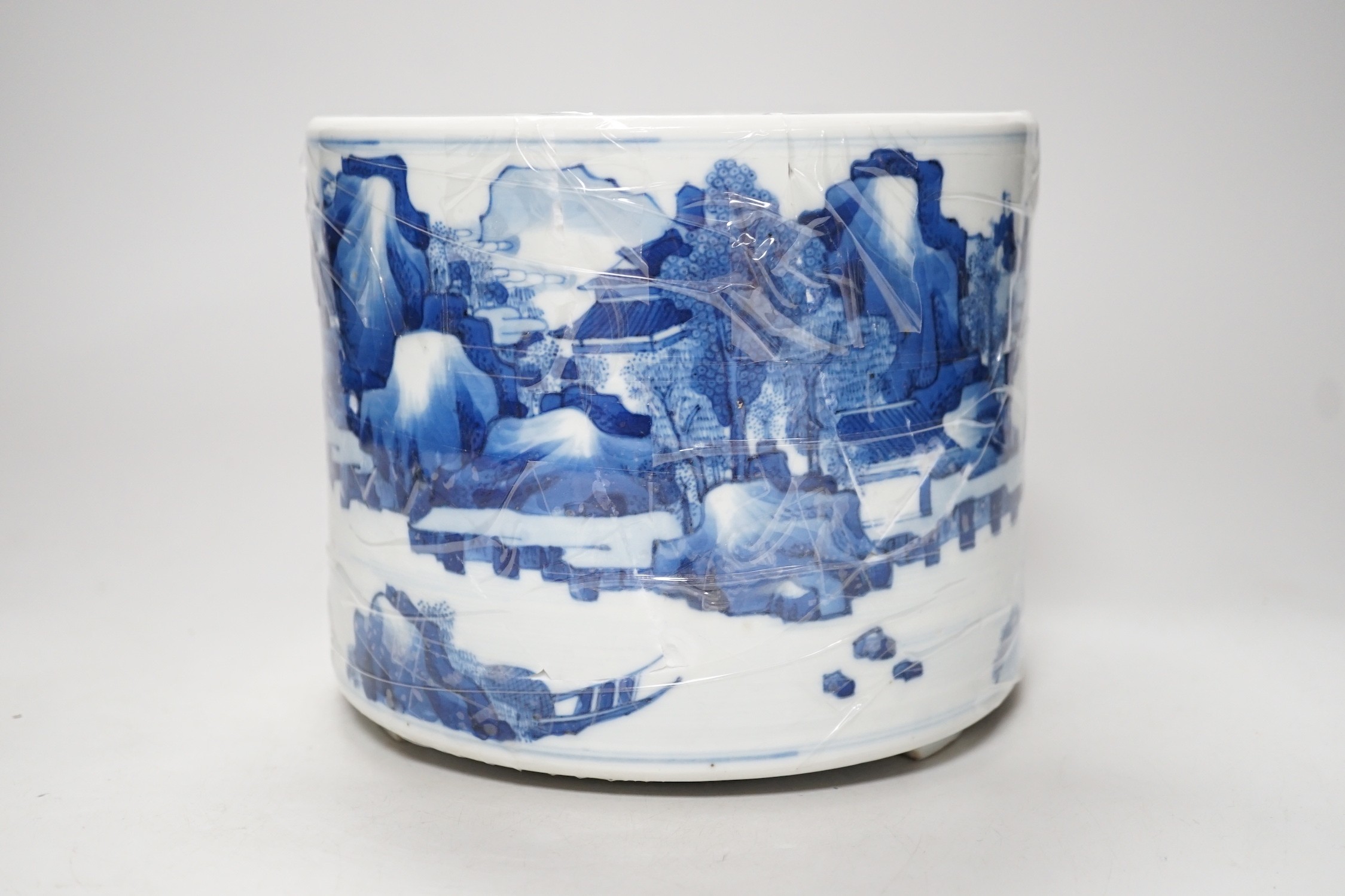 A Chinese blue and white brushpot a.f. 16cm